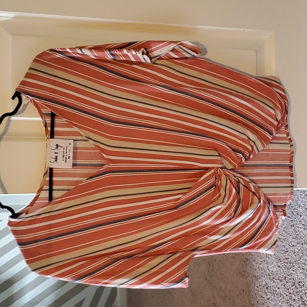 Sadie & Sage striped front knot shirt